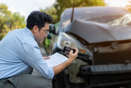 Car insurance agents inspect and evaluate damaged cars after accidents, recording them as evidence for insurance claims.