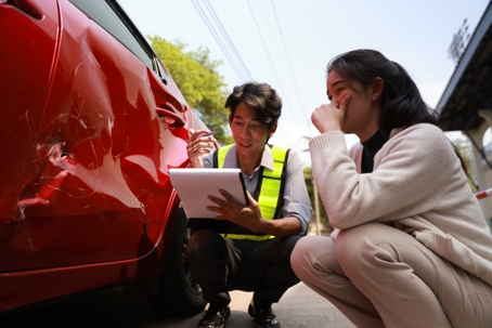 The woman's Car has broken down on the road and contact with the service.